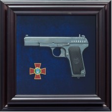 Пистолет ТТ и эмблема Национальной гвардии Украины