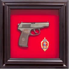 Пистолет Макарова и эмблема БКОЗ СБУ