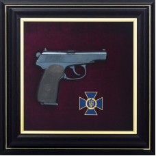 Пистолет Макарова и эмблема СБУ