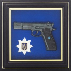 Пистолет Форт и эмблема полиции